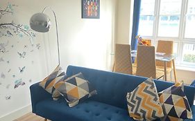 Beautiful 2 Bed Waterfront Apartment With Parking Perfect For Canary Wharf - 2 Bed 2 Bath Apartment With High Speed Wifi And Netflix And Parking
