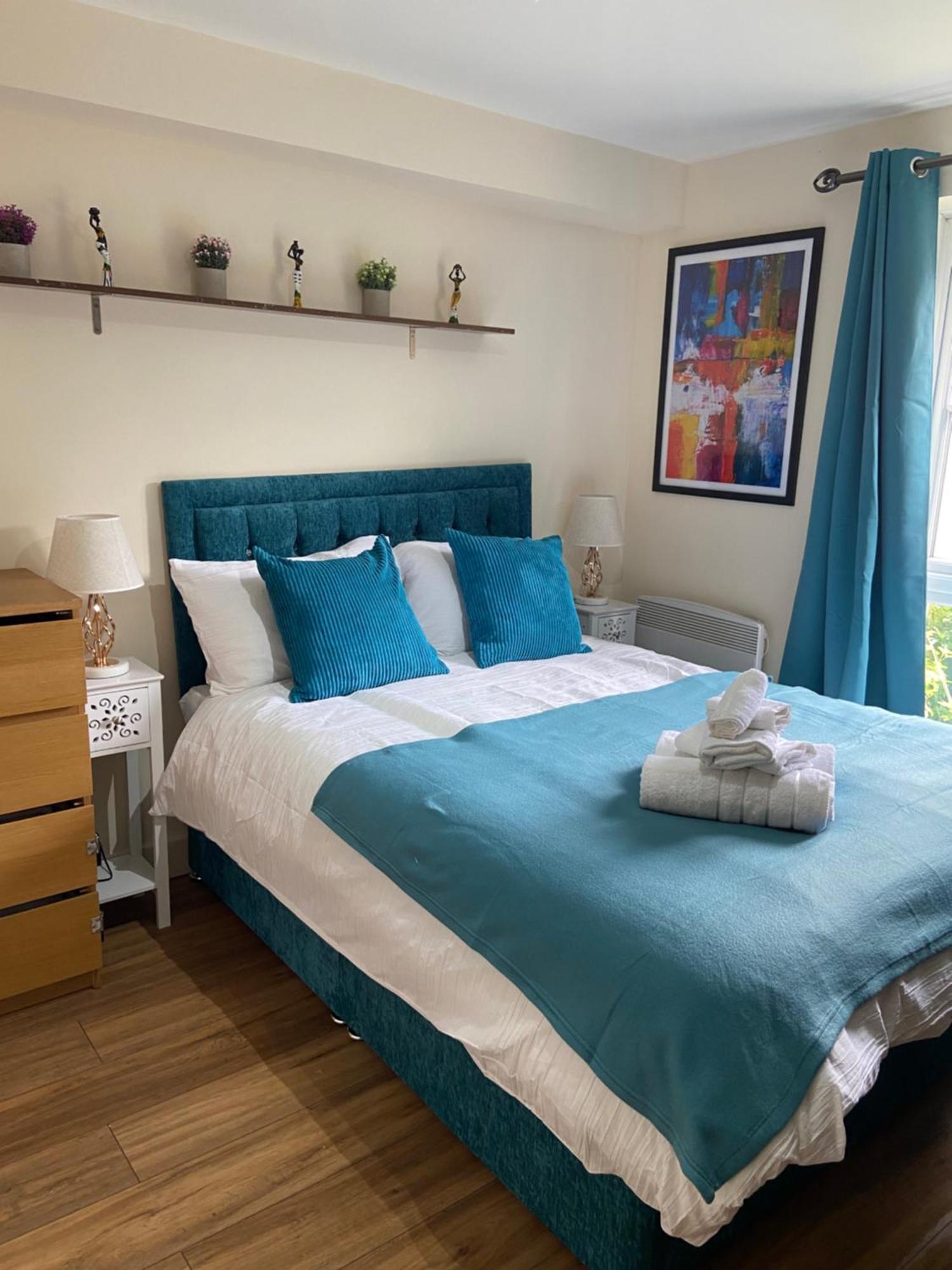 Waterfront Canary Lodge: Cozy 2-Bed Apartment with Wi-Fi & Parking London Exterior photo