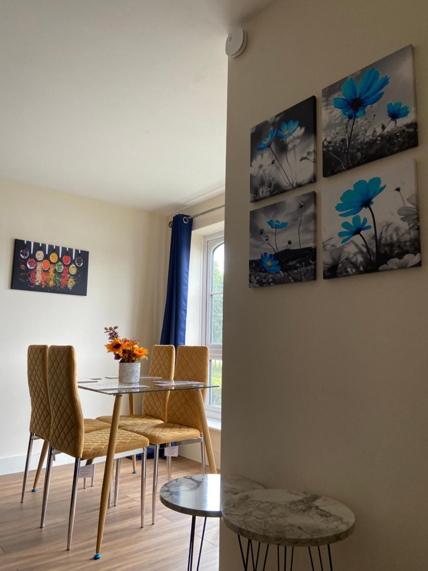 Waterfront Canary Lodge: Cozy 2-Bed Apartment with Wi-Fi & Parking London Exterior photo