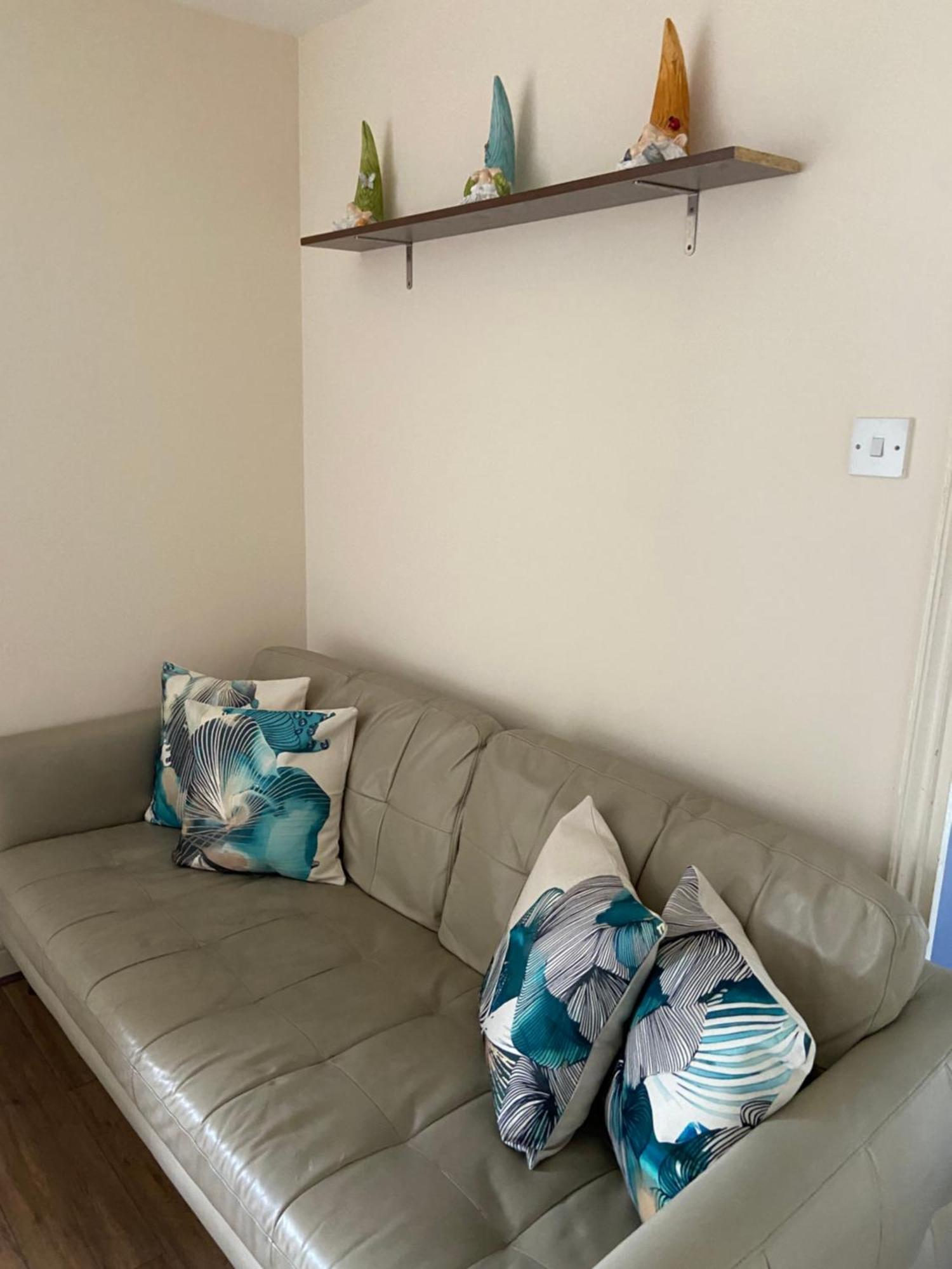 Waterfront Canary Lodge: Cozy 2-Bed Apartment with Wi-Fi & Parking London Exterior photo