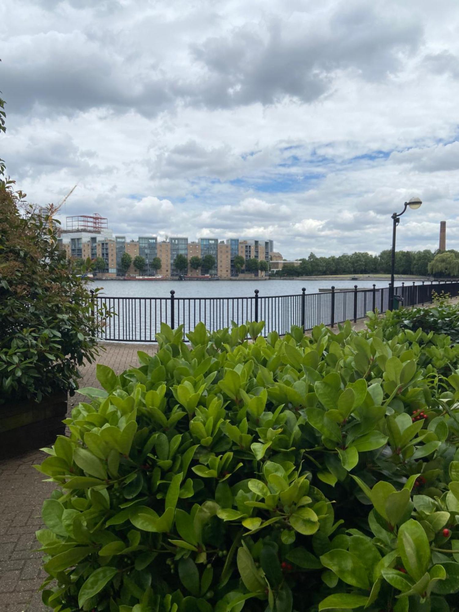 Waterfront Canary Lodge: Cozy 2-Bed Apartment with Wi-Fi & Parking London Exterior photo