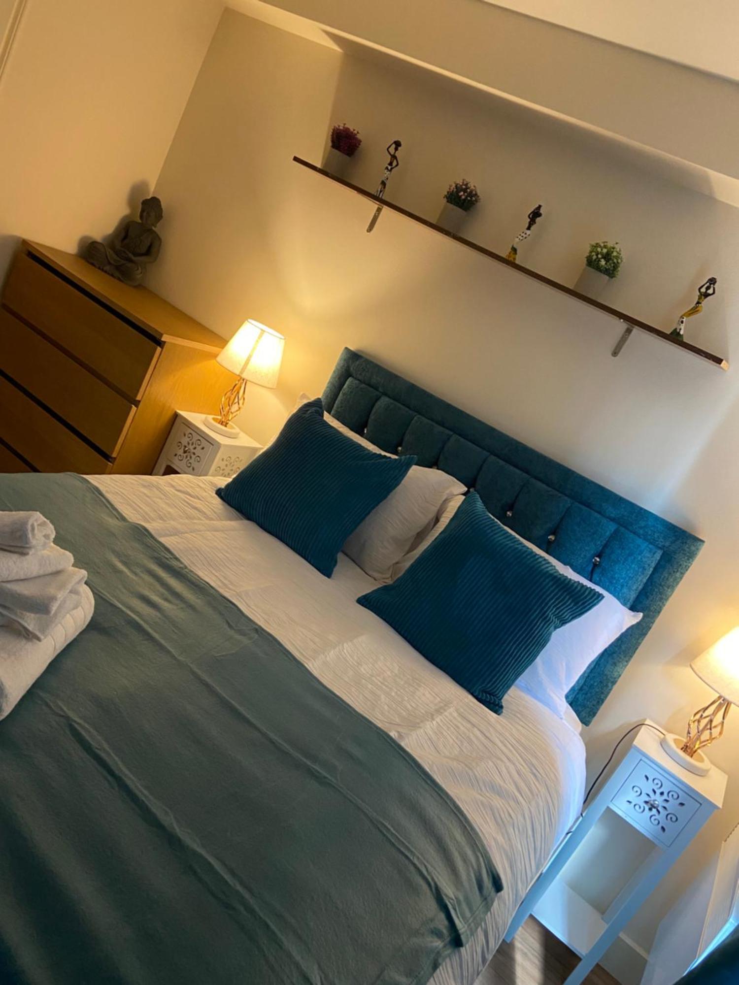 Waterfront Canary Lodge: Cozy 2-Bed Apartment with Wi-Fi & Parking London Exterior photo