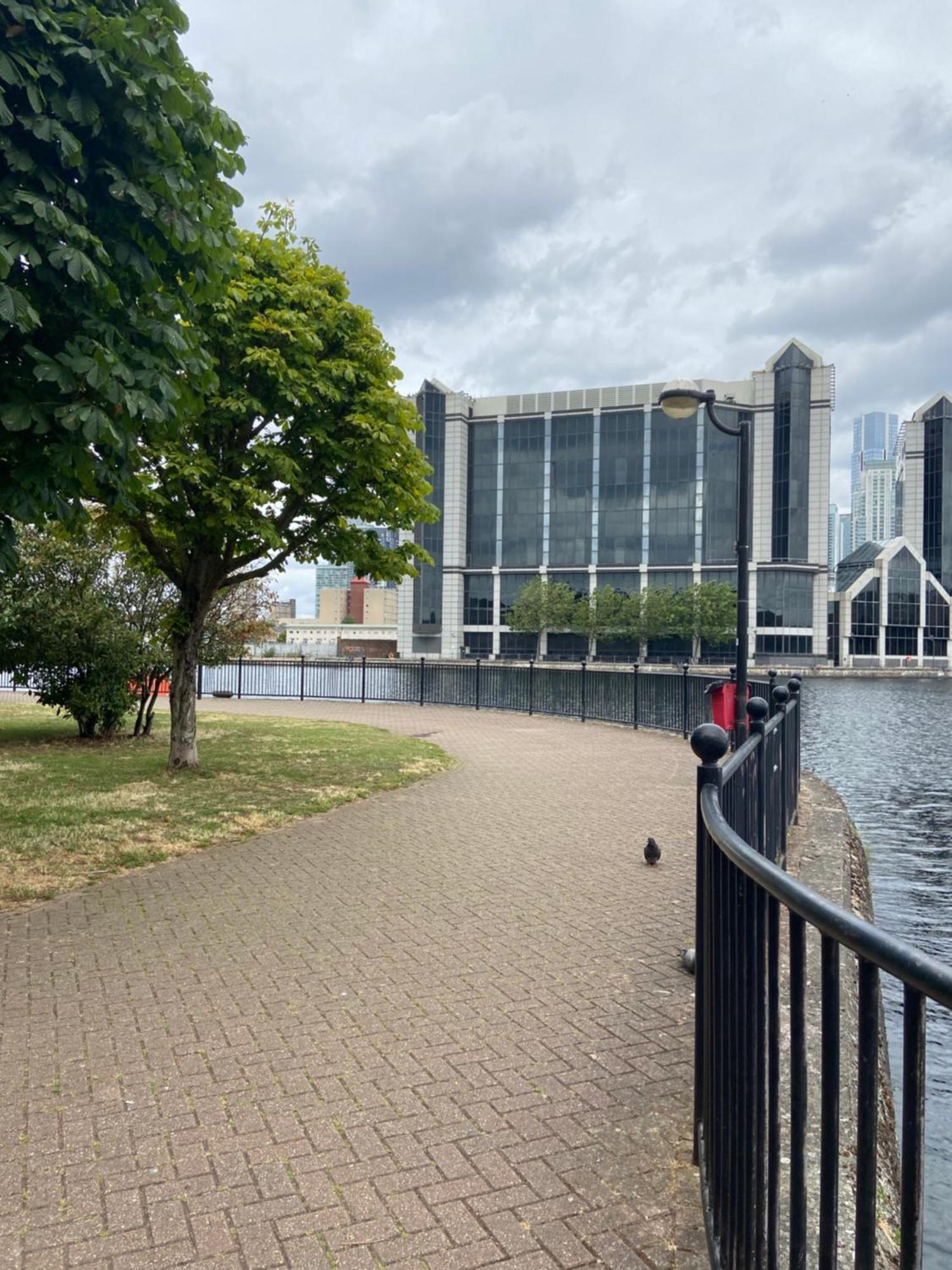 Waterfront Canary Lodge: Cozy 2-Bed Apartment with Wi-Fi & Parking London Exterior photo
