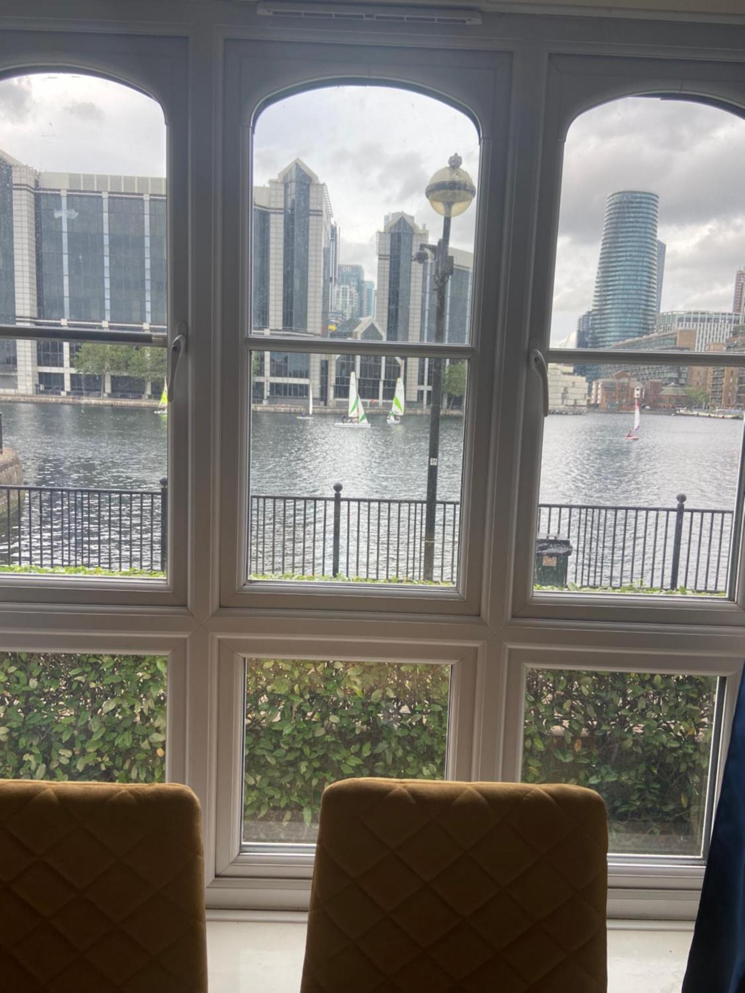 Waterfront Canary Lodge: Cozy 2-Bed Apartment with Wi-Fi & Parking London Exterior photo