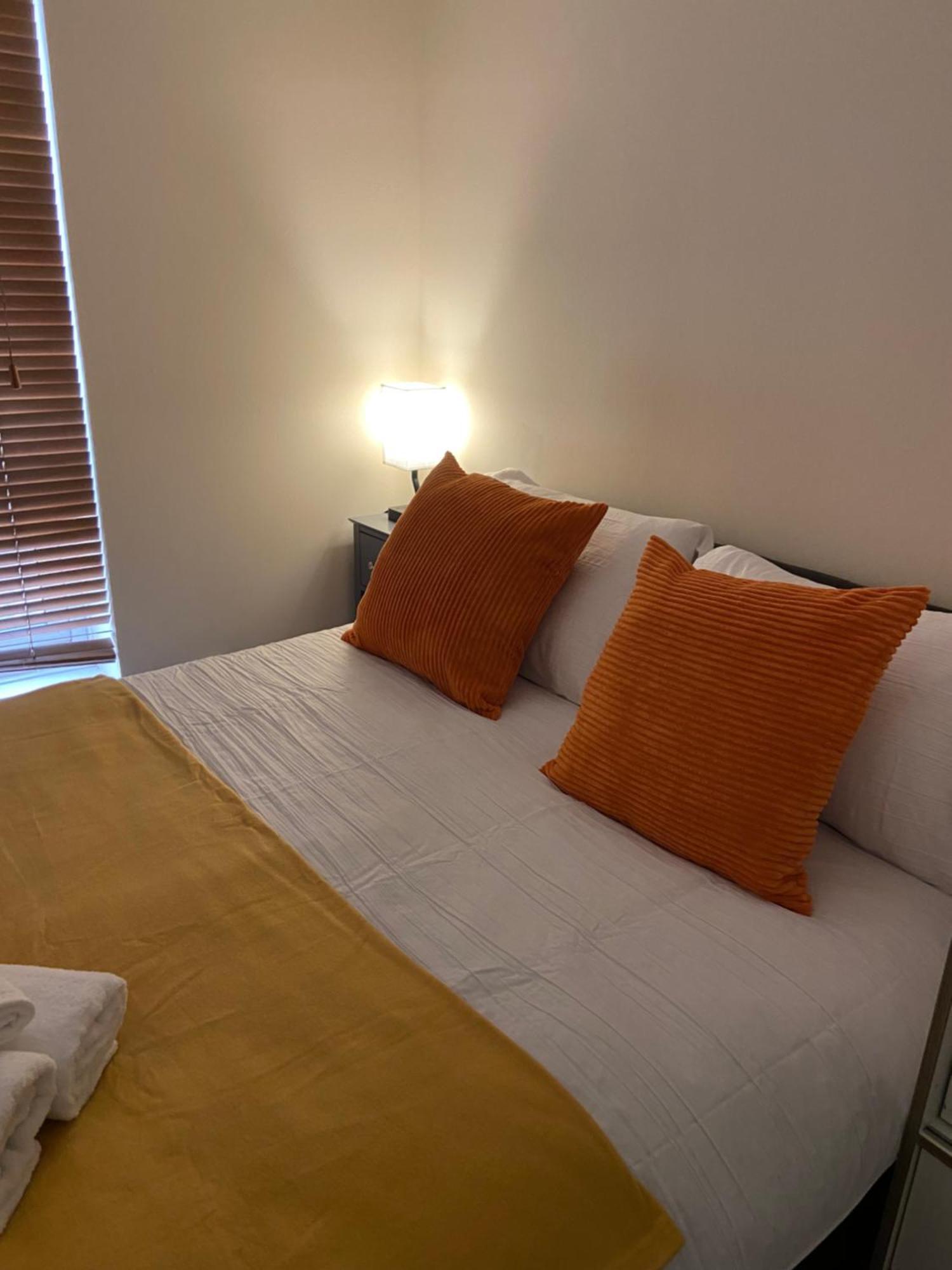 Waterfront Canary Lodge: Cozy 2-Bed Apartment with Wi-Fi & Parking London Exterior photo