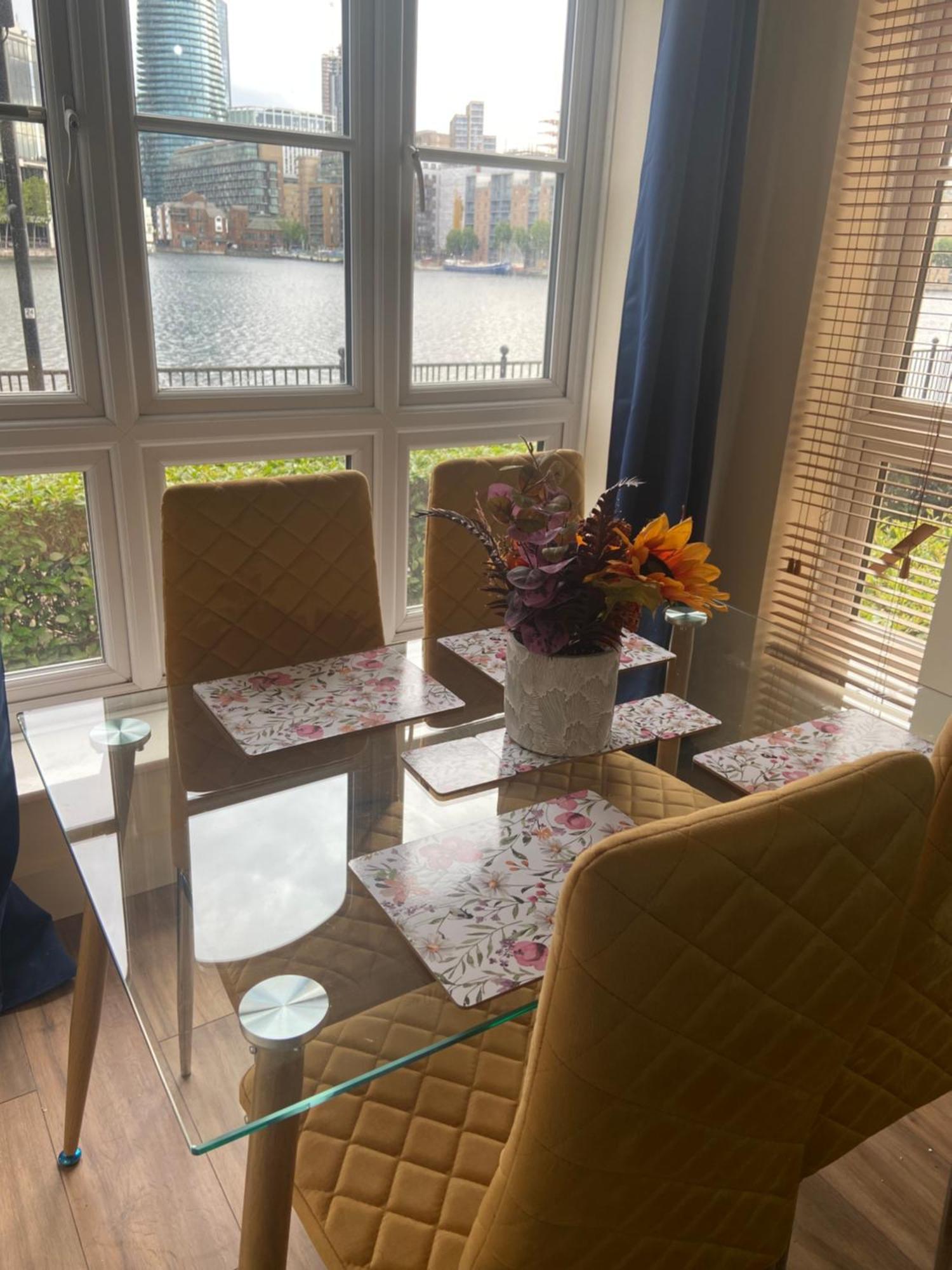 Waterfront Canary Lodge: Cozy 2-Bed Apartment with Wi-Fi & Parking London Exterior photo