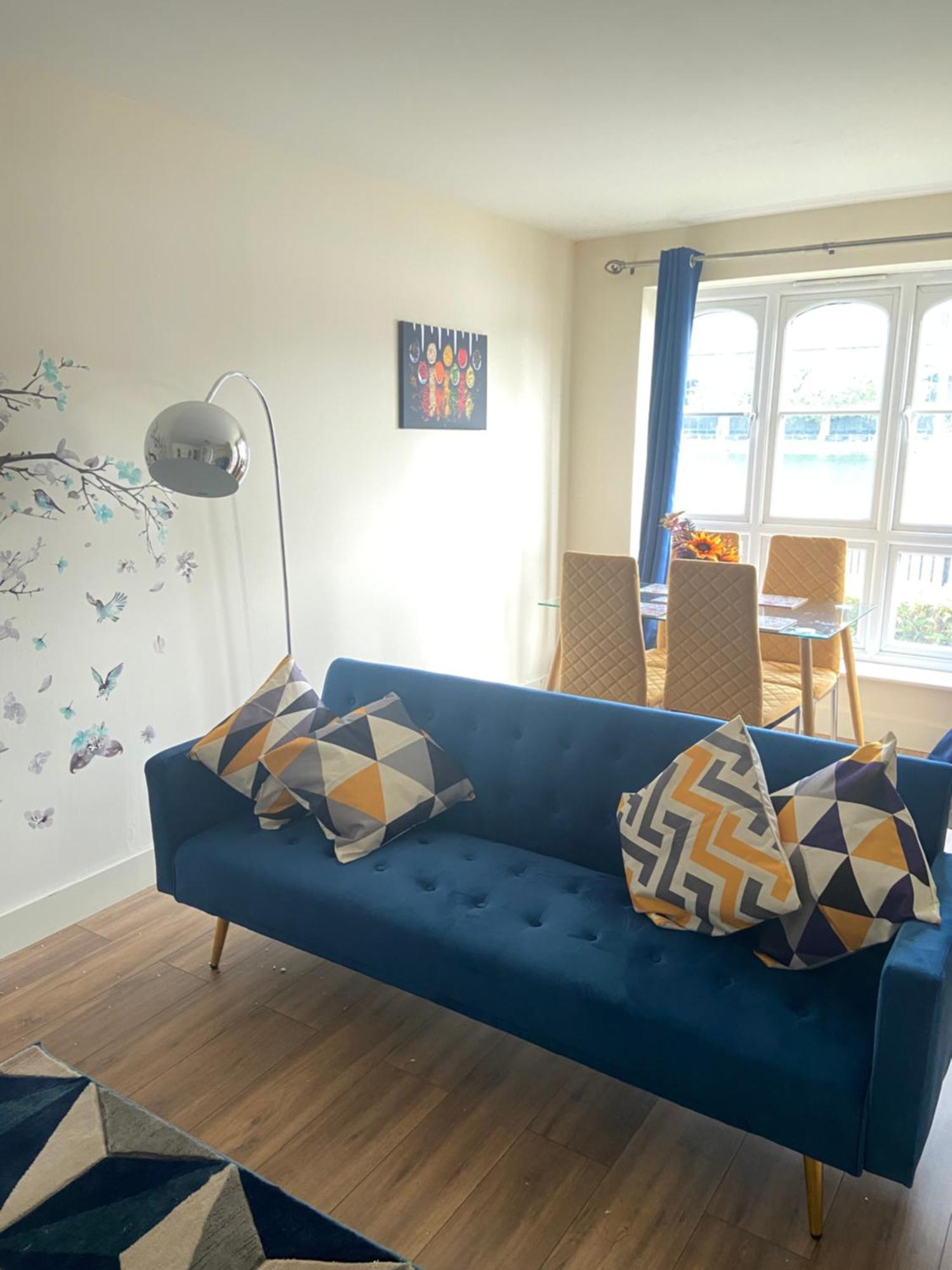 Waterfront Canary Lodge: Cozy 2-Bed Apartment with Wi-Fi & Parking London Exterior photo