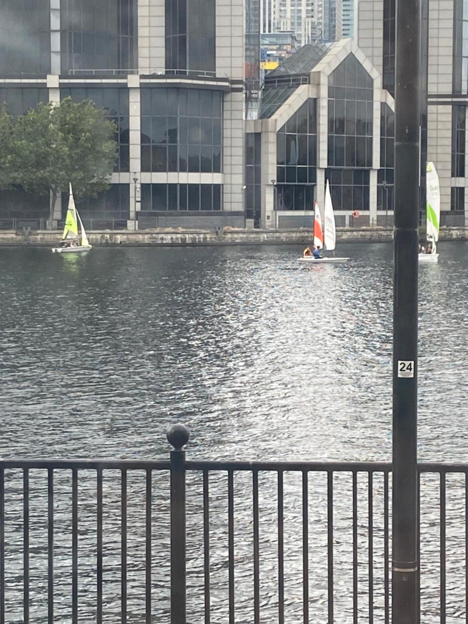 Waterfront Canary Lodge: Cozy 2-Bed Apartment with Wi-Fi & Parking London Exterior photo